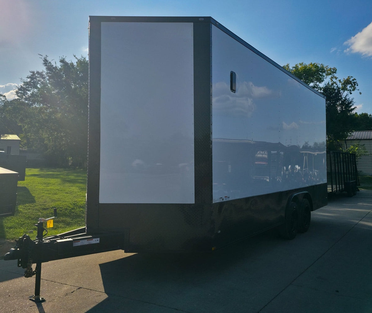 8.5 × 20 ft V-Nose Enclosed Trailer, photo 4