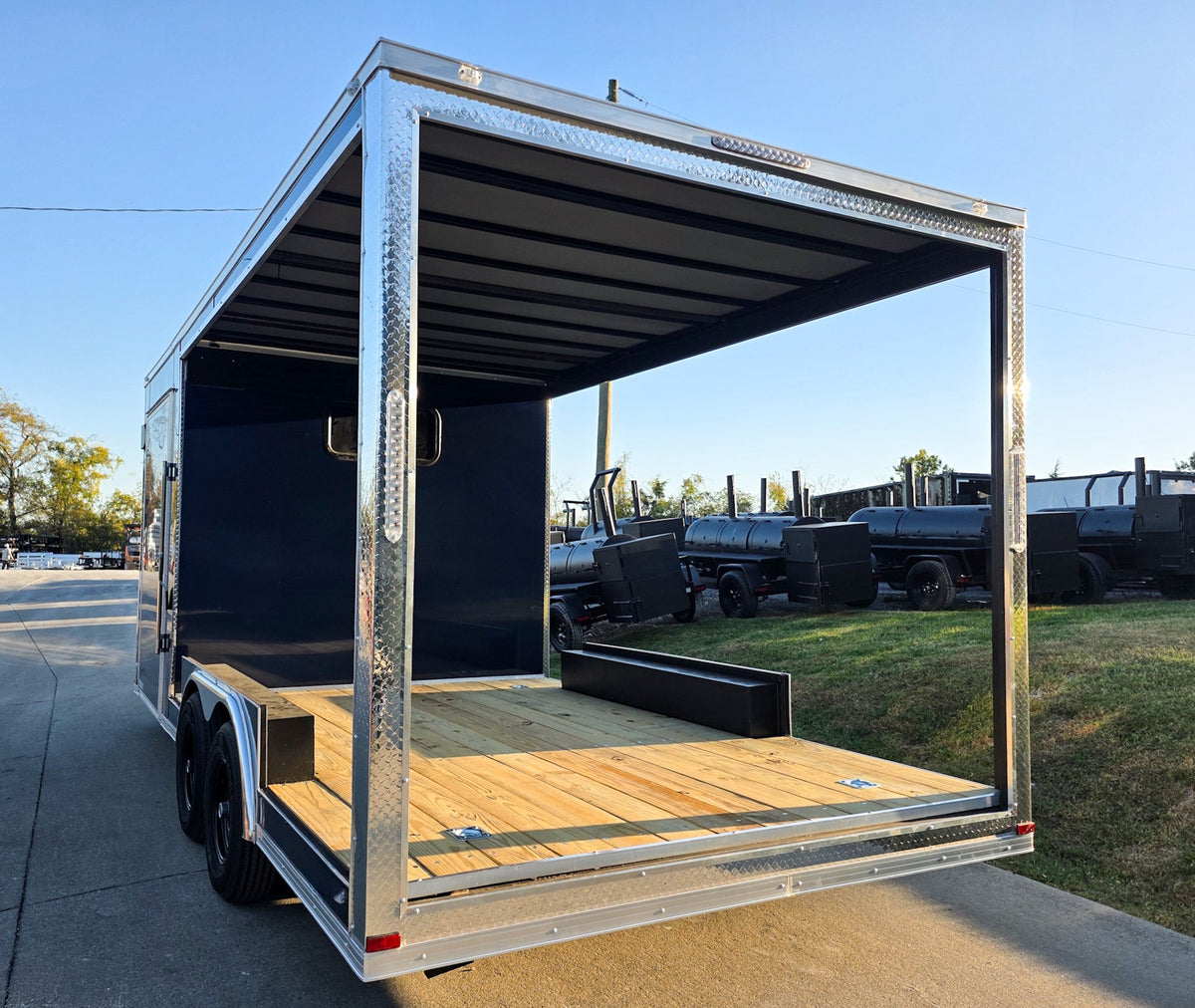 8.5 × 18 ft V-Nose Hybrid Enclosed Trailer, photo 5