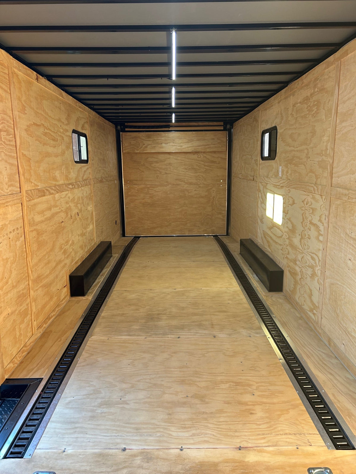 8.5 × 24 ft Enclosed Trailer, photo 4