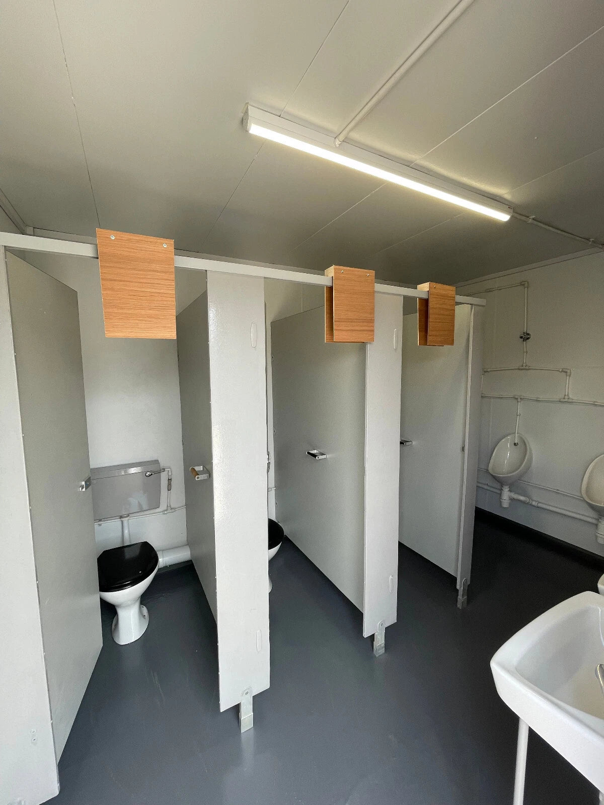 16 × 9 ft 3 + 1 Toilet Block, photo 4