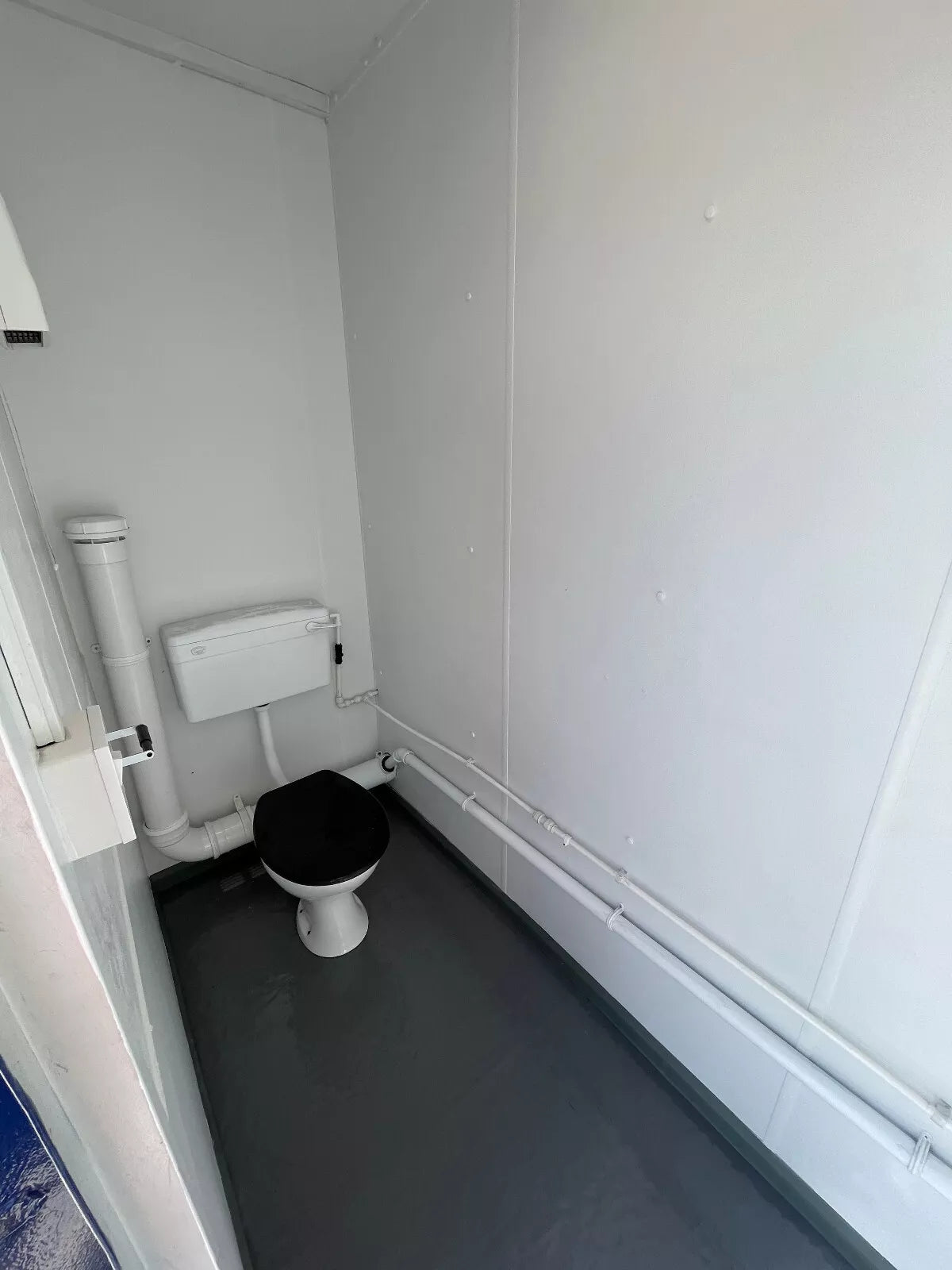 16 × 9 ft 3 + 1 Toilet Block, photo 2